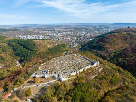 Foto de Vista aérea desde la antigua fortaleza del castillo del siglo VIII en la cima de una colina verde en Shumen, Bulgaria. - Imagen libre de derechos