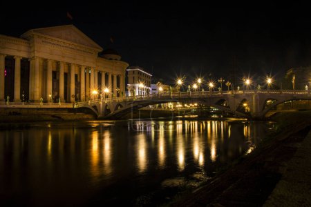 Téléchargez les photos : Skopje scène nocturne à l'aube - Musée macédonien d'archéologie et pont appelé "Œil
" - en image libre de droit