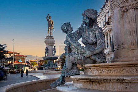 Téléchargez les photos : Skopje - Macédoine, 29 octobre 2023, Monument du guerrier et autres sculptures dans le centre-ville de Skopje - en image libre de droit