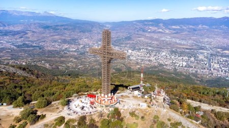 Téléchargez les photos : Skopje, Macédoine, 29 octobre 2023, Croix du Millénaire au sommet de la colline de Vodno - en image libre de droit