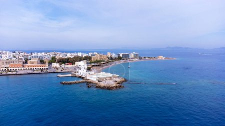 Foto de Puerto Mandraki de Rodas puerto de la ciudad y la playa de Elli un popular destino turístico de verano, vista panorámica aérea en la isla de Rodas en Grecia - Imagen libre de derechos