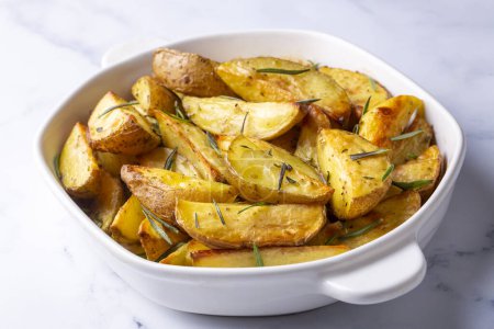 Téléchargez les photos : Pommes de terre épicées cuites au four ont l'air délicieux. - en image libre de droit
