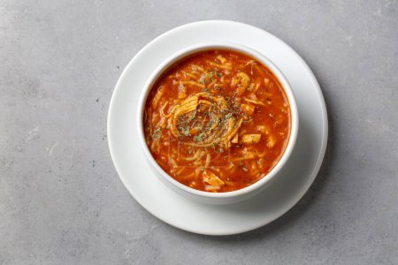 Téléchargez les photos : Chicken noodle soup with tomato. Turkish name; Domatesli tavuklu sehriye corbasi - en image libre de droit
