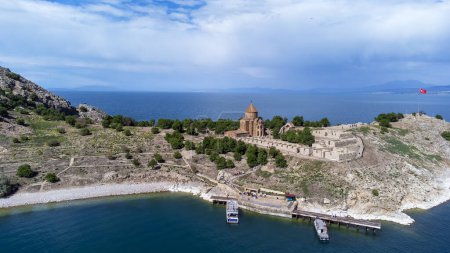 Téléchargez les photos : L'île Akdamar à Van Lake. Cathédrale arménienne de Sainte-Croix - Akdamar - Ahtamara - Turquie - en image libre de droit