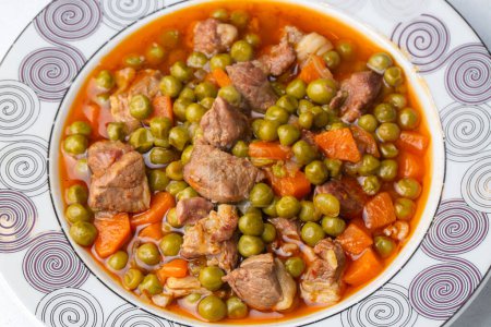Téléchargez les photos : Cuisine traditionnelle turque délicieuse ; Pois à la viande hachée (nom turc ; Etli bezelye yemegi) - en image libre de droit