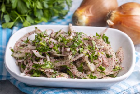 Téléchargez les photos : La salade d'oignons turcs est servie avec des kebabs accompagnés de citron et de persil. - en image libre de droit