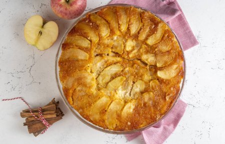Téléchargez les photos : Le gâteau aux pommes caramélisé est un délicieux dessert. Nom turc ; elmali kek - en image libre de droit