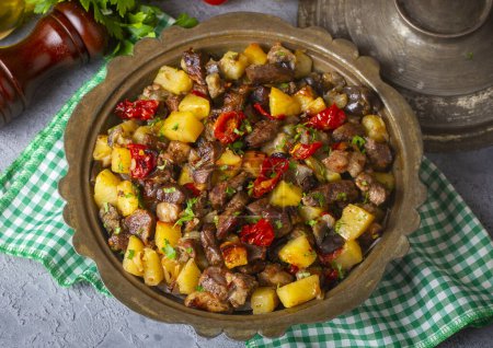 Téléchargez les photos : De la cuisine turque ; viande, kebab de légumes, casserole. Nom turc ; Maras Tava ou Kahramanmaras Tava - Orman Kebabi - en image libre de droit