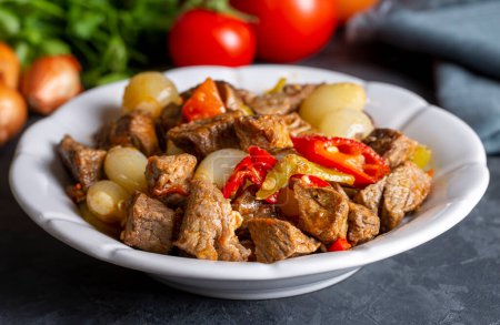 Téléchargez les photos : Comida tradicional turca con deliciosa carne; estofado de cebolla con carne (nombre turco; etli sogan yahnisi, et kavurma) - en image libre de droit