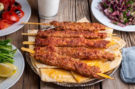 Traditionelle köstliche türkische Speisen; Adana Kebab