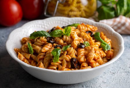 Téléchargez les photos : Basil leaves on pasta with arabiata sauce - en image libre de droit