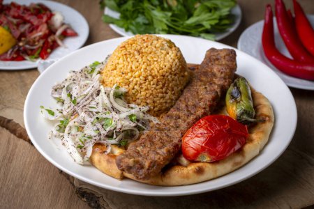 Téléchargez les photos : Aliments traditionnels délicieux turcs ; Adana kebab - en image libre de droit