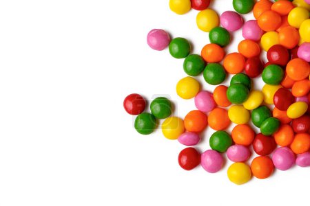 Téléchargez les photos : Une pile de bonbons colorés arc-en-ciel enrobés de boutons de chocolat isolés - en image libre de droit