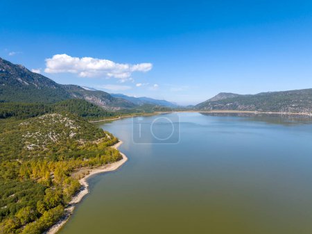 Foto de Los hermosos paisajes del lago Kovada, montañas y zona verde desde el aire. Distrito de Isparta Lake, TURQUÍA - Imagen libre de derechos