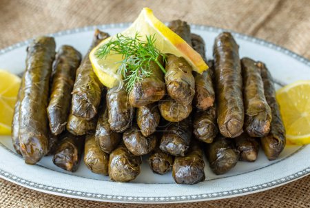 Téléchargez les photos : Délicieux plats traditionnels turcs ; feuilles farcies (Yaprak sarmasi
) - en image libre de droit