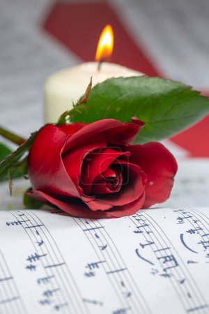 Foto de Notas musicales y rosa roja - Imagen libre de derechos