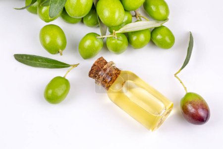 Téléchargez les photos : Huile d'olive verte et huile d'olive isolée - en image libre de droit