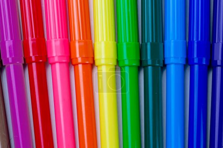 Téléchargez les photos : Crayons colorés isolés sur fond blanc - en image libre de droit