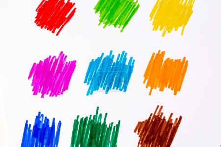 Téléchargez les photos : Peinture couleur avec crayons de couleur - en image libre de droit