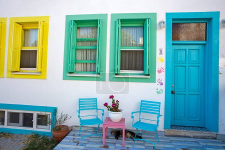 Foto de Ayvalik / Balikesir / Turquía, 20 de agosto de 2019, calle Ayvalik en colorido pintado, azul, turquesa, puerta blanca, gato de la ventana en frente - Imagen libre de derechos