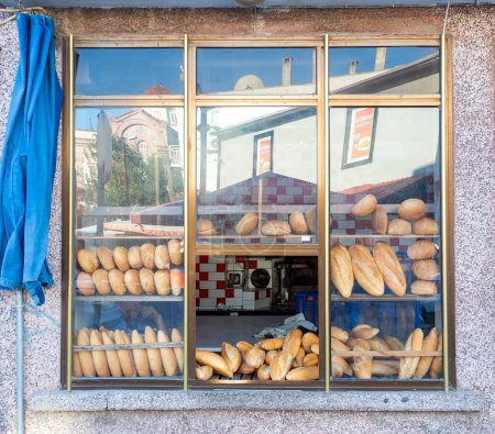 Foto de Pan turco Ekmek en escaparate de panadería - Imagen libre de derechos