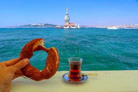 Téléchargez les photos : Tour de la Vierge (Kiz Kulesi) et thé turc, bagel turc, Istanbul / Turquie - en image libre de droit