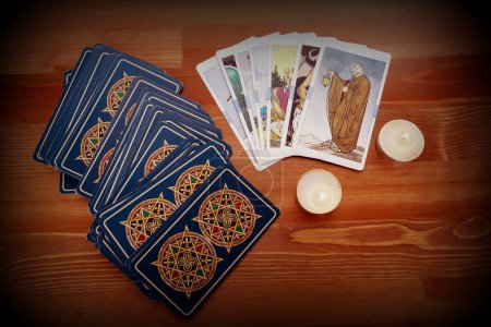 Téléchargez les photos : Différentes cartes de tarot. Cartes de tarot qui racontent l'avenir par la bonne aventure. - en image libre de droit