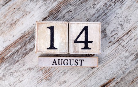Téléchargez les photos : 14 août, fond du calendrier en bois - en image libre de droit