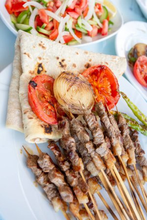 Foto de Comidas turcas deliciosas tradicionales; brochetas cop sis - Imagen libre de derechos