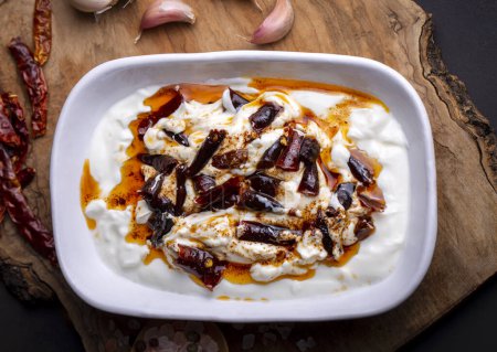 Foto de Meze tradicional turco y griego con chiles. Aperitivo Turco Átomo con yogurt. Átomo turco meze - Imagen libre de derechos