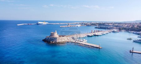 Foto de Puerto Mandraki de Rodas puerto de la ciudad vista panorámica aérea en la isla de Rodas en Grecia - Imagen libre de derechos