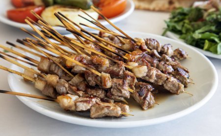 Foto de Comidas turcas deliciosas tradicionales; brochetas cop sis - Imagen libre de derechos