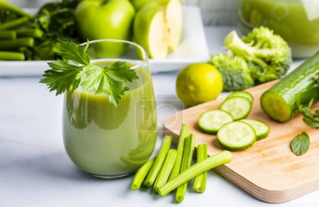Foto de Un vaso de jugo de apio verde. Bebida de apio preparada para una alimentación y desintoxicación saludables. - Imagen libre de derechos