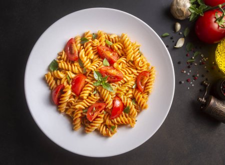 Téléchargez les photos : Pâtes Fusilli, en spirale ou en spirale avec sauce tomate - style culinaire italien - en image libre de droit