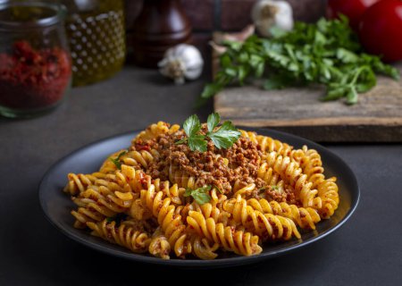 Téléchargez les photos : Pâtes Fusilli, en spirale ou en spirale avec tomate, sauce hachée - style culinaire italien - en image libre de droit