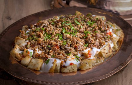 Téléchargez les photos : Nourriture traditionnelle turque de farine de tirit Kastamonu, yaourt et pain. Nom turc ; tirit kebabi - en image libre de droit