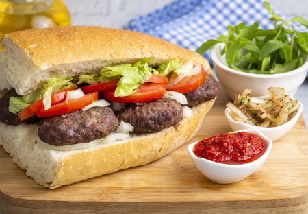 Téléchargez les photos : Delicious Turkish Meatballs Sandwich, Kofte Ekmek. Turkish name; kofte ekmek or ekmek arasi kofte - en image libre de droit