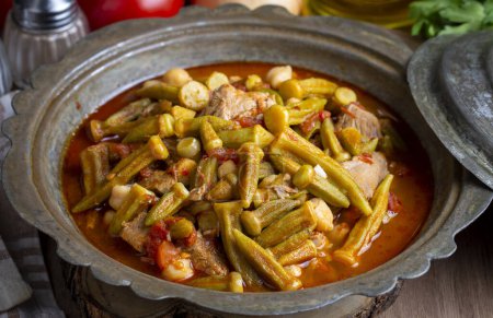 Téléchargez les photos : Bamya, cuisine traditionnelle turque. (Cuisine turque) Cuisine maison Okra in Plate. Aliments biologiques. - en image libre de droit