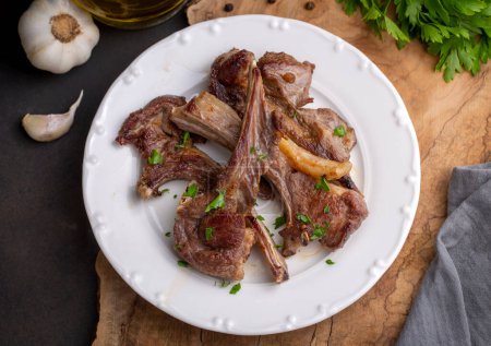 Téléchargez les photos : Grilled lamb chops in delicious view, Turkish name; kuzu pirzola - en image libre de droit