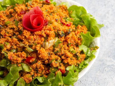 Téléchargez les photos : Délicieux plats traditionnels turcs : salade de bulgur (kisir) - en image libre de droit