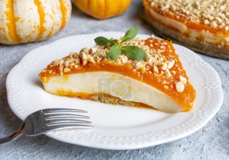 Téléchargez les photos : Handmade delicious pumpkin cheesecake and small pumpkins, Turkish name; balkabakli cheesecake. Pumpkin dessert. - en image libre de droit