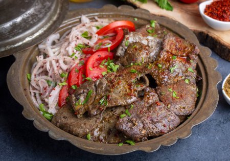 Téléchargez les photos : Cuisine traditionnelle de kebab au foie turc. Foie de feuille épicé. Délicieux cidre turc. (nom turc ; yaprak ciger) - en image libre de droit