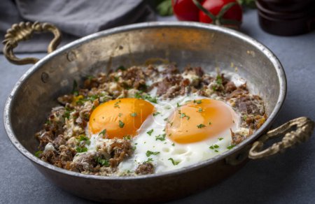 Téléchargez les photos : From traditional Turkish cuisine; fried eggs with meat. Turkish name; kavurmali yumurta - en image libre de droit