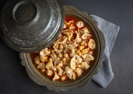 Téléchargez les photos : Cuisine traditionnelle turque délicieuse ; soupe aux anneaux (nom turc ; Yuksuk corbasi ou yuzuk corbasi)) - en image libre de droit