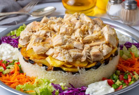 Foto de Cultura gastronómica de Oriente Medio, cocina turca; tipo de pilaf, pilaf con pollo y verduras, nombre turco; Maklube, tavuklu maklube - Imagen libre de derechos