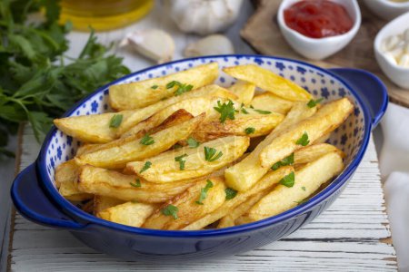 Téléchargez les photos : Turkish style handmade french fries, Turkish name; Ev yapimi patates kizartmasi - en image libre de droit