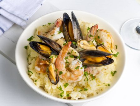 Téléchargez les photos : Mediterranean risotto with shrimps, mussels, octopus and clams. Seafood risotto - en image libre de droit