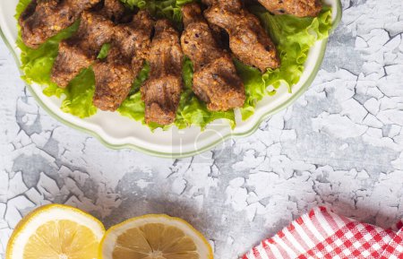 Téléchargez les photos : Cuisine turque traditionnelle délicieuse ; nom turc ; Cig kofte (boulette de viande crue en turc) avec laitue - en image libre de droit