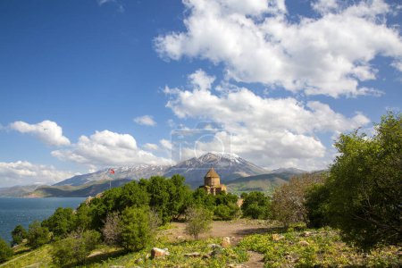 Foto de Isla Akdamar en Van Lake. Iglesia Catedral Armenia de la Santa Cruz - Akdamar - Ahtamara - Turquía - Imagen libre de derechos