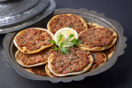 Téléchargez les photos : Alimentation turque Findik Lahmacun - Mini Pizza - en image libre de droit